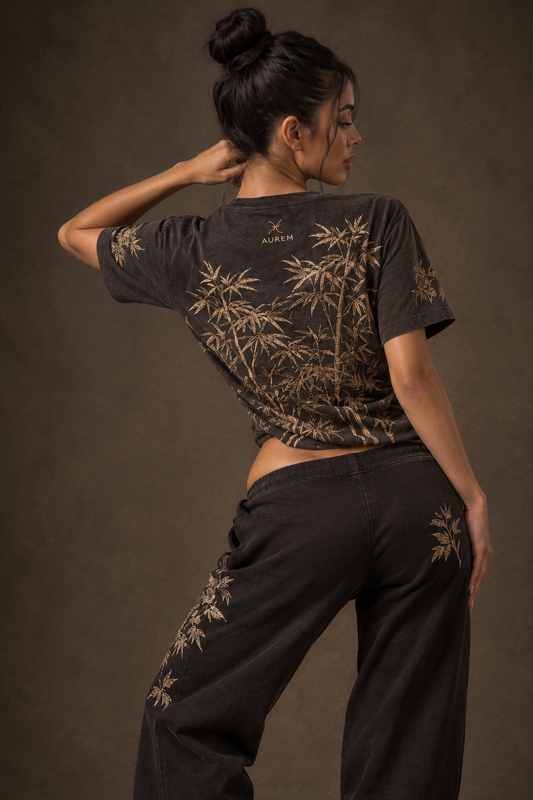 T-shirt Bambou — Porté arrière, avec pantalon floral